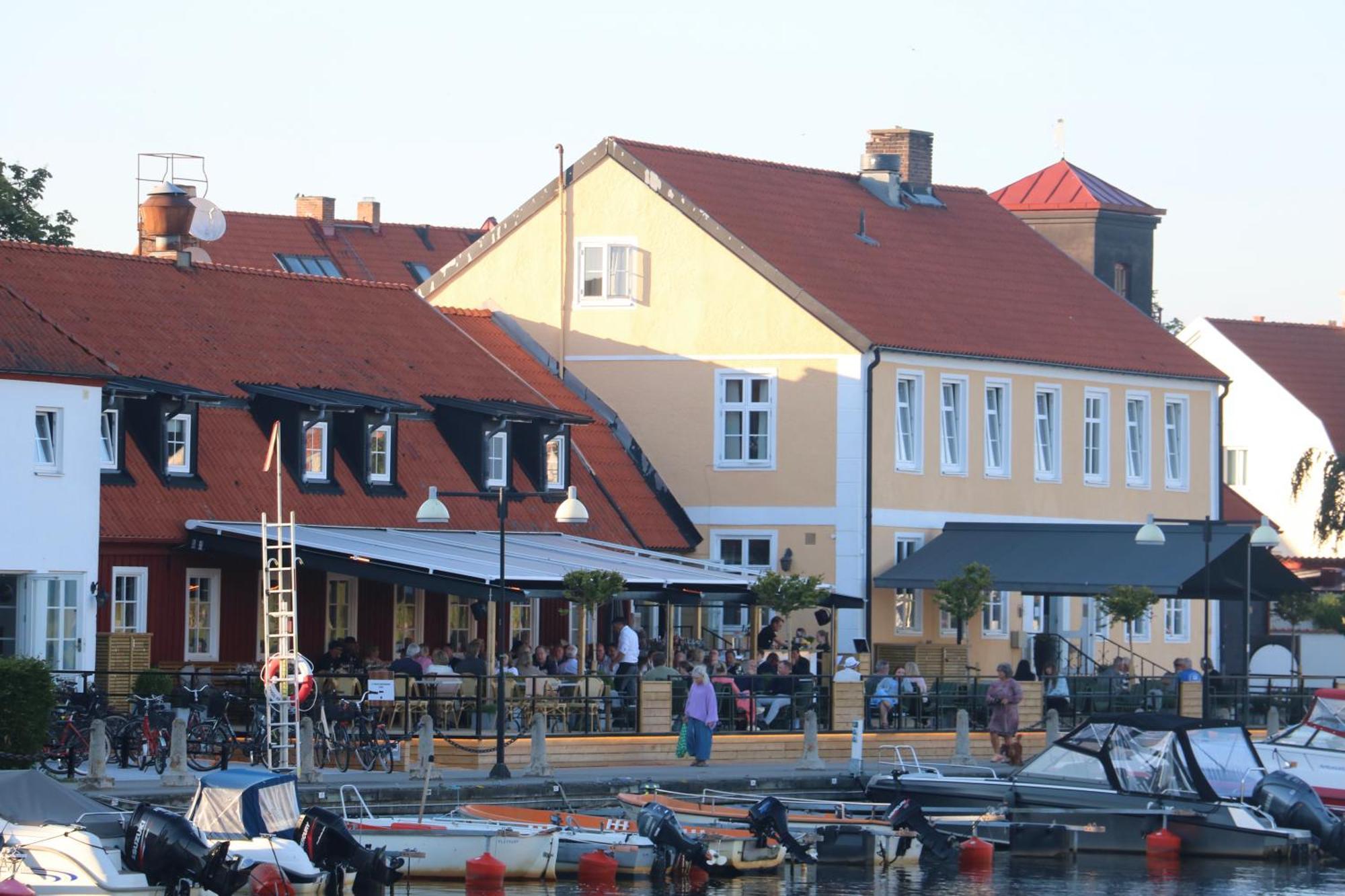 Ahus Gaestgivaregard Buitenkant foto