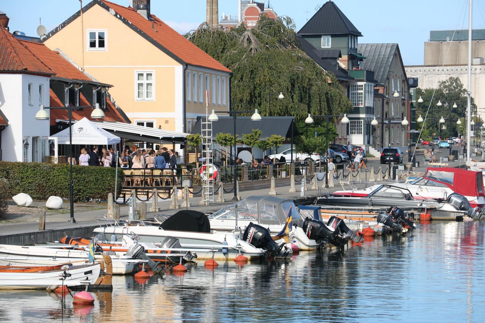 Ahus Gaestgivaregard Buitenkant foto